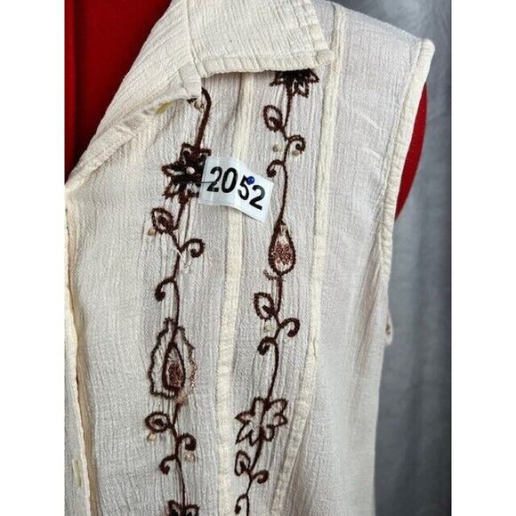 Erika and Company Beige Embroidered Floral Button Down Sleeveless Top SZ M - Picture 2 of 4